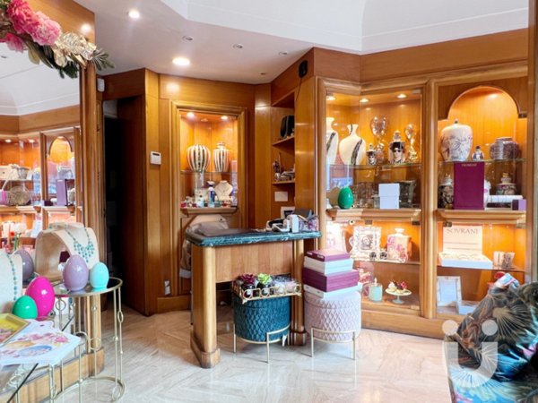 locale commerciale in vendita a Roma in zona Appio Latino