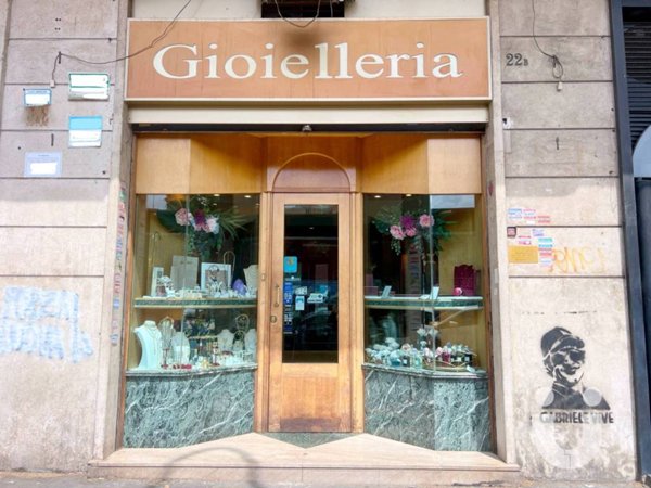 locale commerciale in vendita a Roma in zona Appio Latino