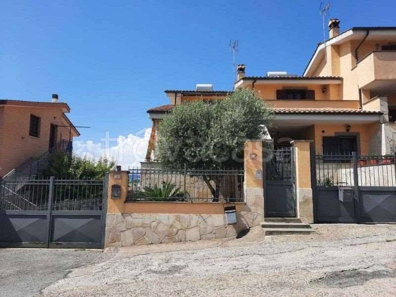 appartamento in vendita a Roma in zona Valle Muricana