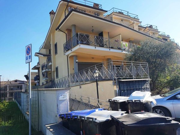 appartamento in vendita a Roma in zona Valle Muricana