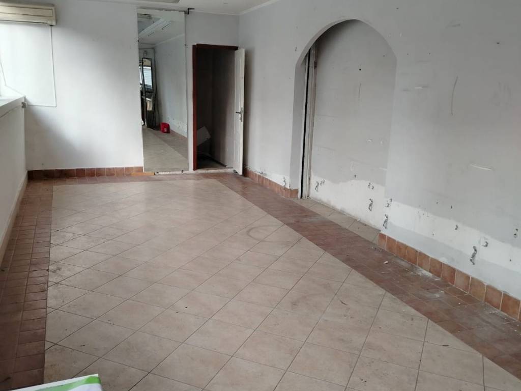 negozio in vendita a Roma in zona Finocchio