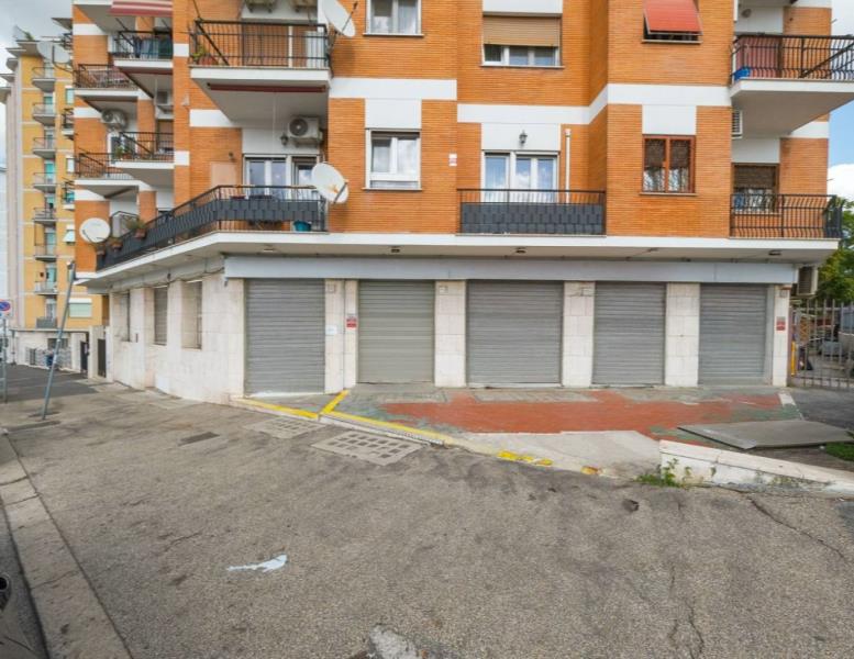 locale commerciale in vendita a Roma in zona Collatino
