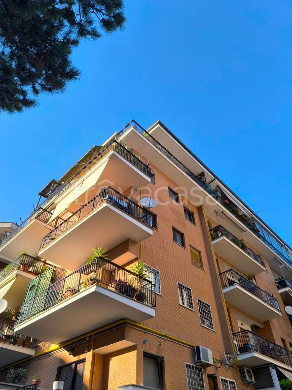 appartamento in vendita a Roma in zona Tomba di Nerone