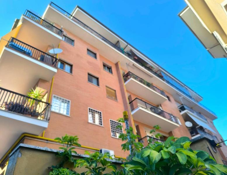 appartamento in vendita a Roma in zona Tomba di Nerone