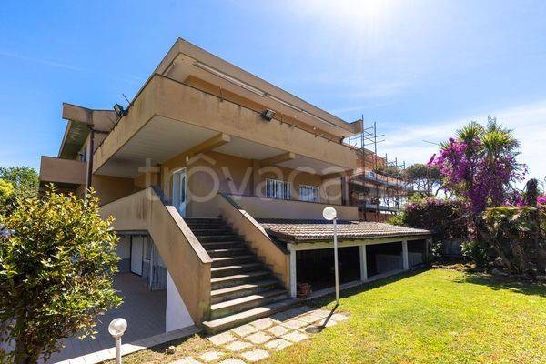 casa indipendente in vendita a Roma in zona Casal Palocco