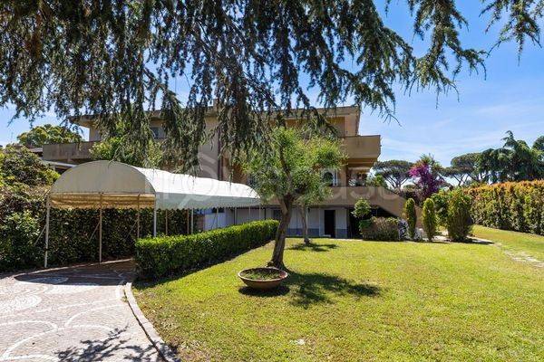 casa indipendente in vendita a Roma in zona Casal Palocco