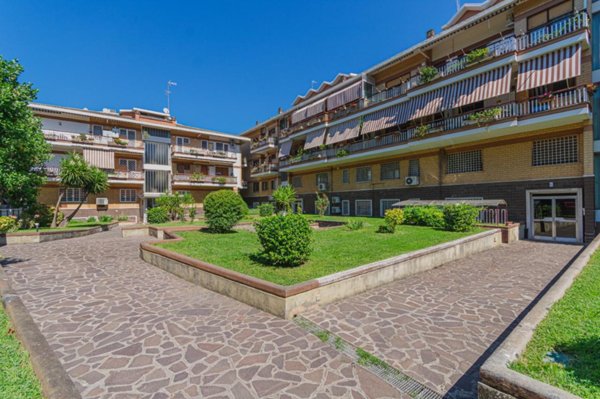 appartamento in vendita a Roma in zona Mostacciano