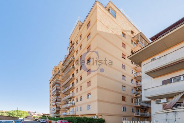 appartamento in vendita a Roma in zona Torre Angela