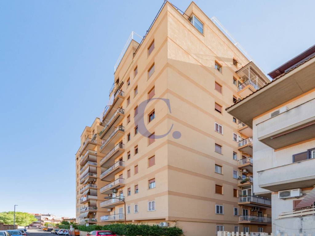 appartamento in vendita a Roma in zona Torre Angela