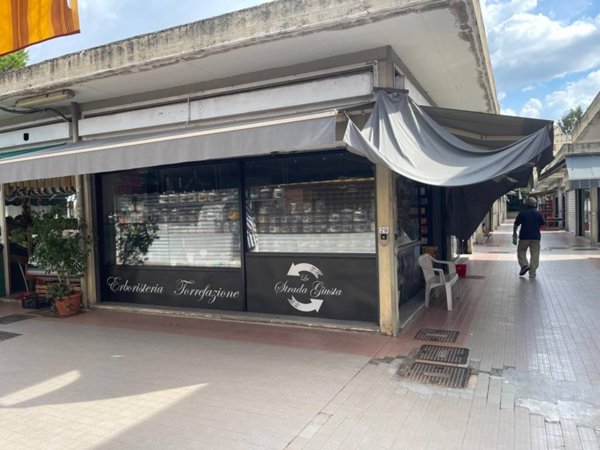 negozio in vendita a Roma in zona Primavalle