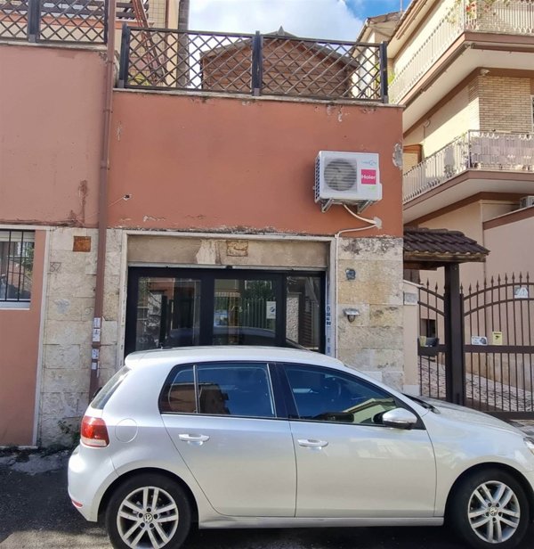 negozio in vendita a Roma in zona San Basilio