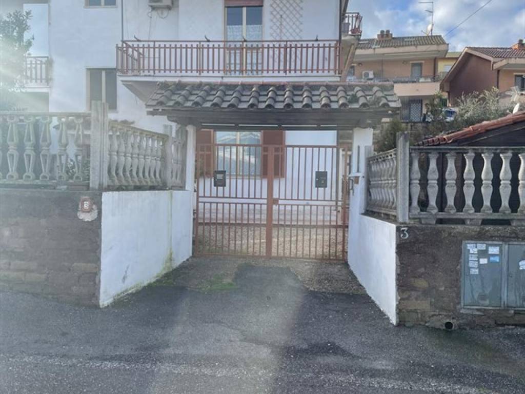 appartamento in vendita a Roma in zona Valle Muricana