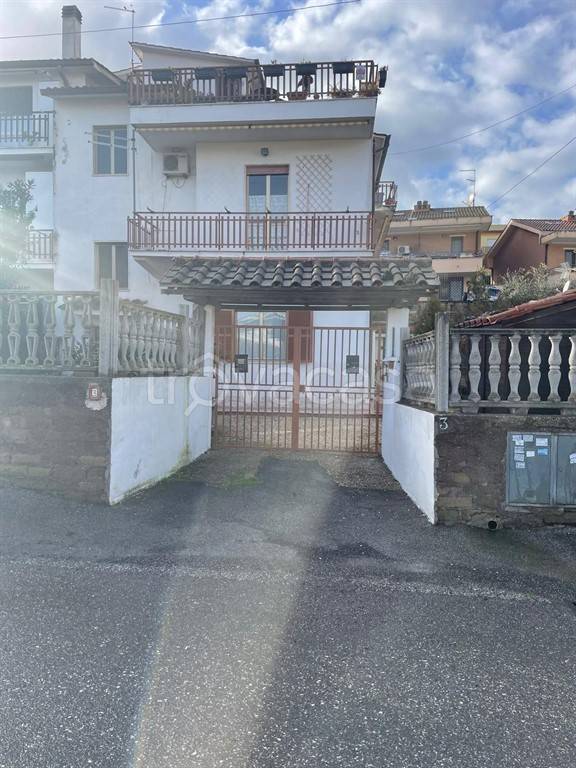 appartamento in vendita a Roma in zona Valle Muricana