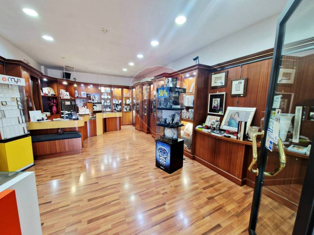 negozio in vendita a Roma in zona Tor Bella Monaca