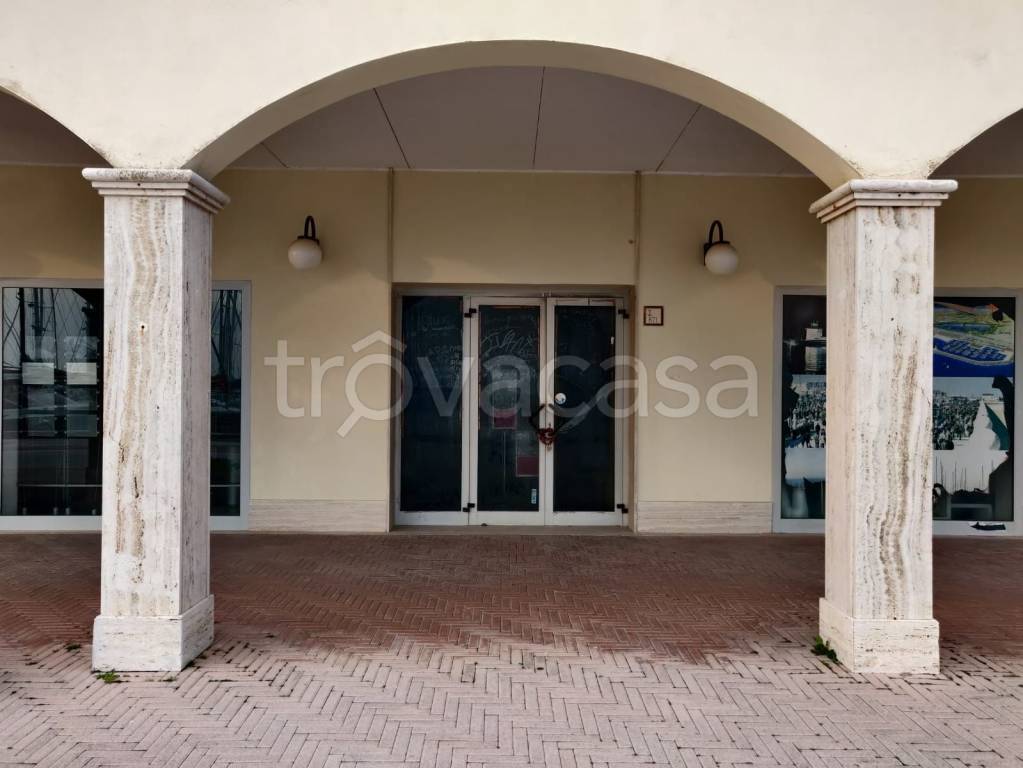 negozio in vendita a Roma in zona Ostia