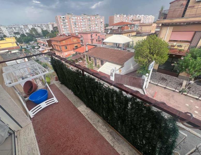 appartamento in vendita a Roma in zona Tor de' Cenci