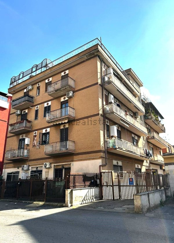 appartamento in vendita a Roma in zona Torre Angela