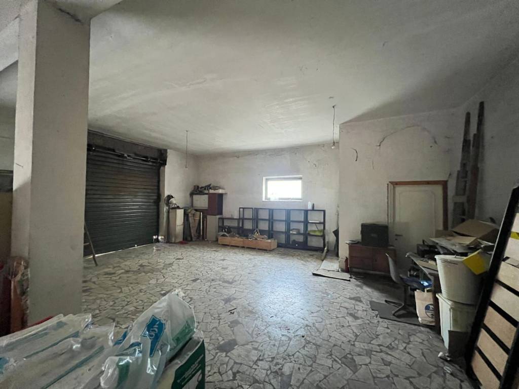 negozio in vendita a Roma in zona Finocchio
