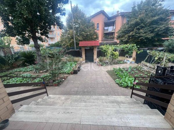 casa indipendente in vendita a Roma in zona Finocchio
