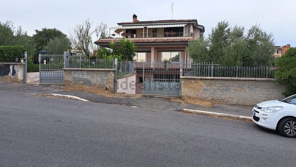 locale di sgombero in vendita a Roma in zona Prima Porta
