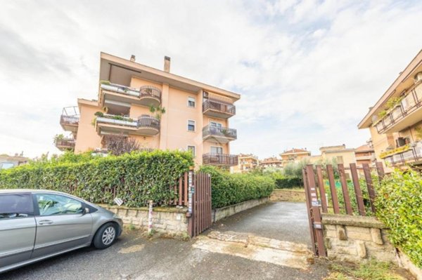 locale di sgombero in vendita a Roma in zona Casal Morena