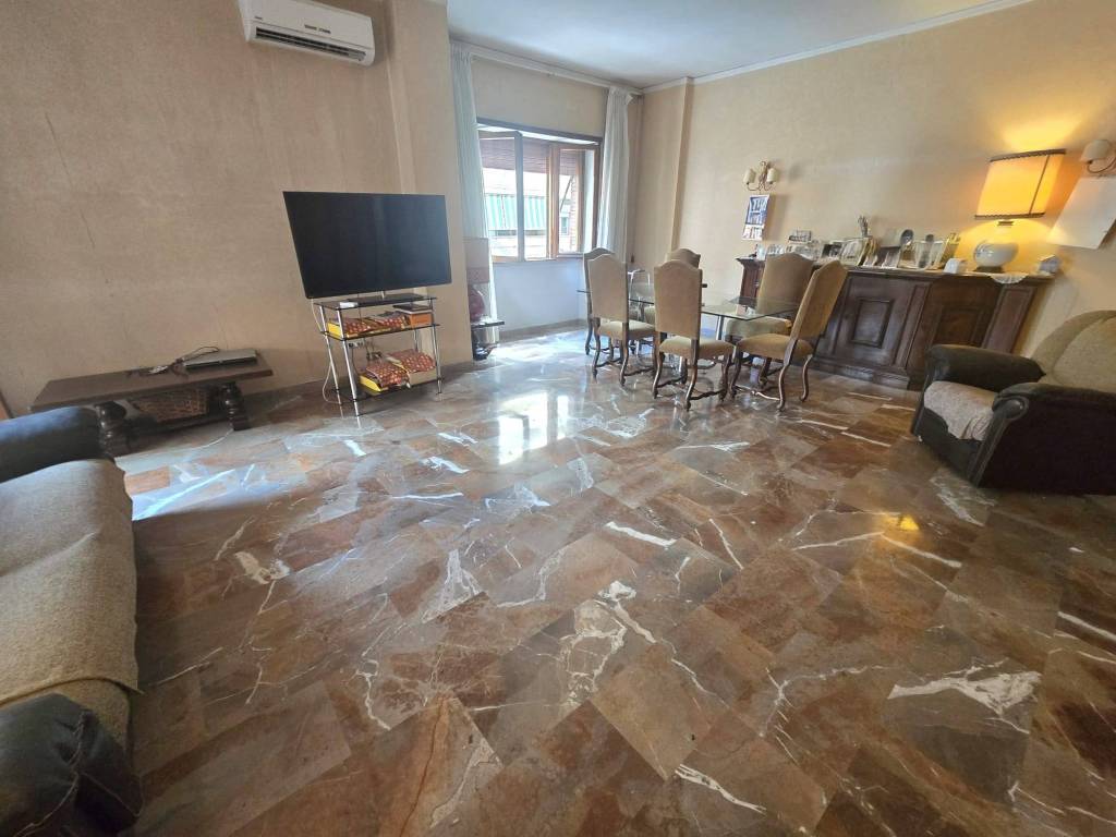 appartamento in vendita a Roma in zona Appio Claudio