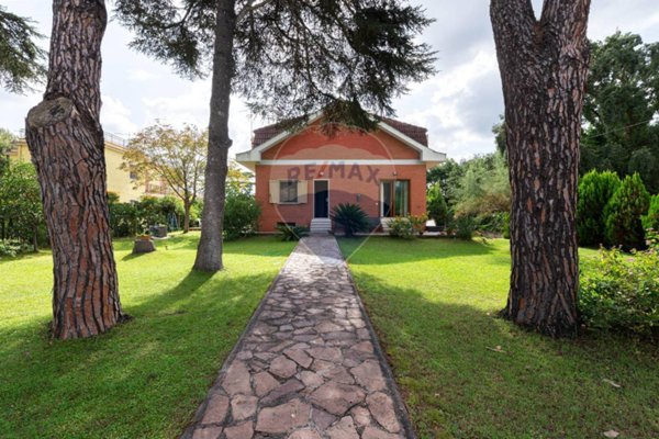casa indipendente in vendita a Roma in zona Infernetto