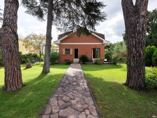 casa indipendente in vendita a Roma in zona Infernetto