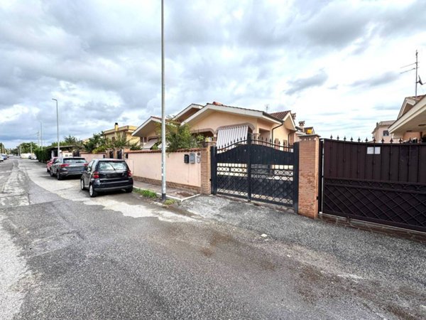 casa indipendente in vendita a Roma in zona Ostia Antica
