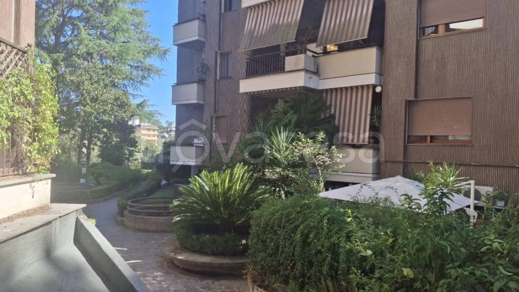 appartamento in vendita a Roma in zona Tomba di Nerone