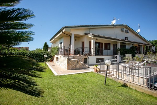 casa indipendente in vendita a Roma in zona Castel di Leva