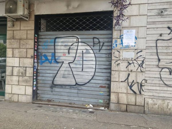 negozio in vendita a Roma in zona Cinecittà