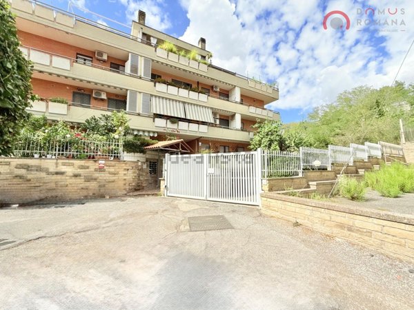 appartamento in vendita a Roma in zona Pantan Monastero
