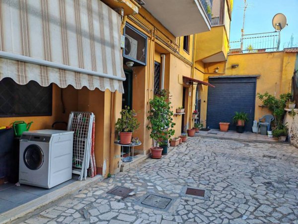 appartamento in vendita a Roma in zona Torre Angela