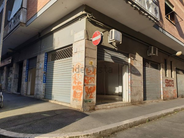locale commerciale in vendita a Roma in zona Tuscolano