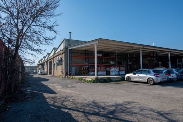 locale commerciale in vendita a Roma in zona Settecamini