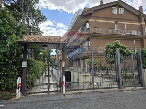 appartamento in vendita a Roma in zona Appio Pignatelli