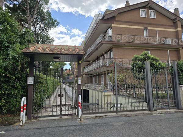 appartamento in vendita a Roma in zona Appio Pignatelli