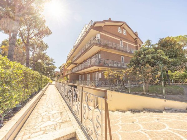 appartamento in vendita a Roma in zona Appio Pignatelli