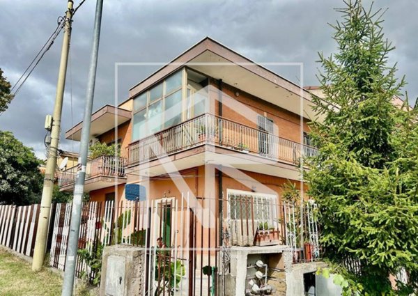 casa indipendente in vendita a Roma in zona Finocchio