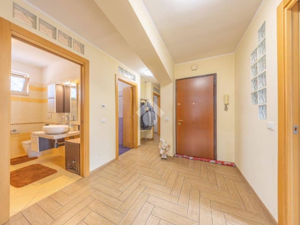 appartamento in vendita a Roma in zona Torre Angela