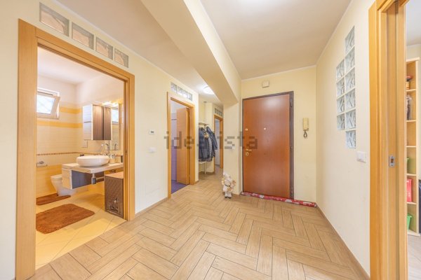 appartamento in vendita a Roma in zona Torre Angela