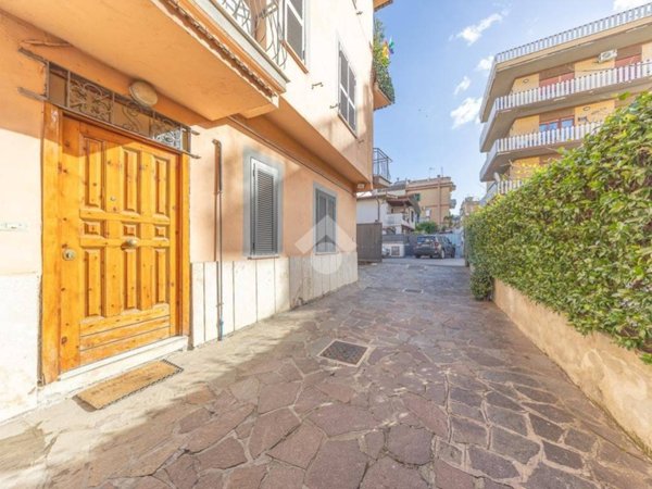 appartamento in vendita a Roma in zona Torre Angela