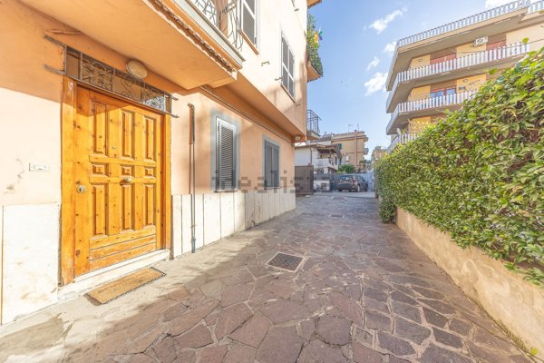 appartamento in vendita a Roma in zona Torre Angela