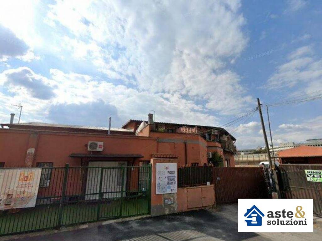 negozio in vendita a Roma in zona Casal Morena