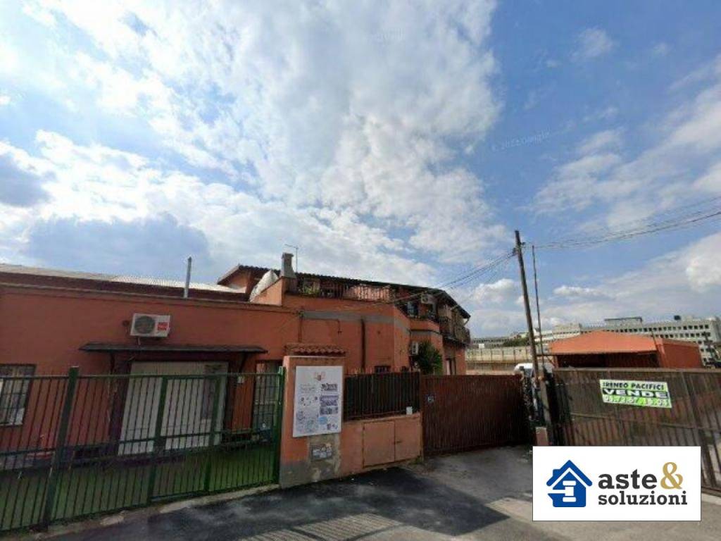 negozio in vendita a Roma in zona Casal Morena
