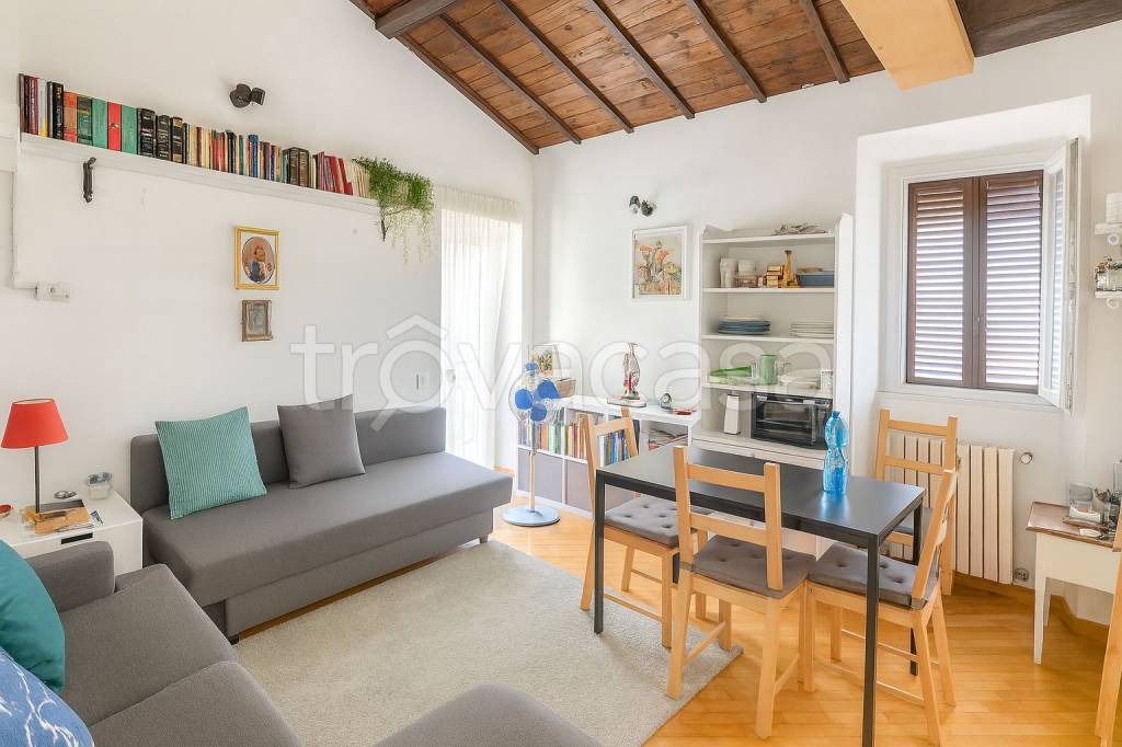 appartamento in vendita a Roma in zona Rione Regola