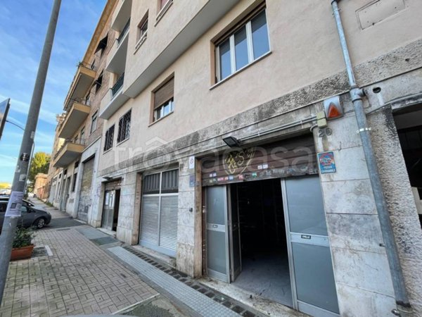 negozio in vendita a Roma in zona Tuscolano