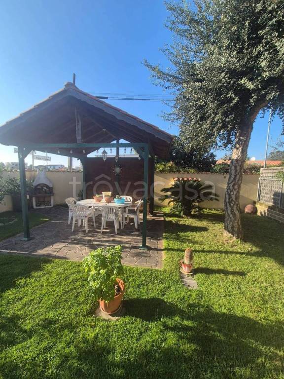 casa indipendente in vendita a Roma in zona Ostia Antica