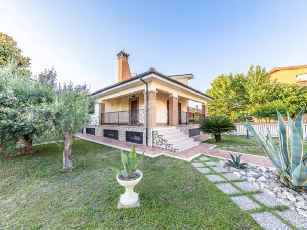 casa indipendente in vendita a Roma in zona Castelverde
